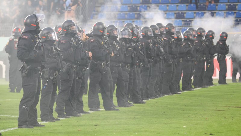 DFB-Pokal: 35 Polizisten bei Derby verletzt – mehrere Festnahmen