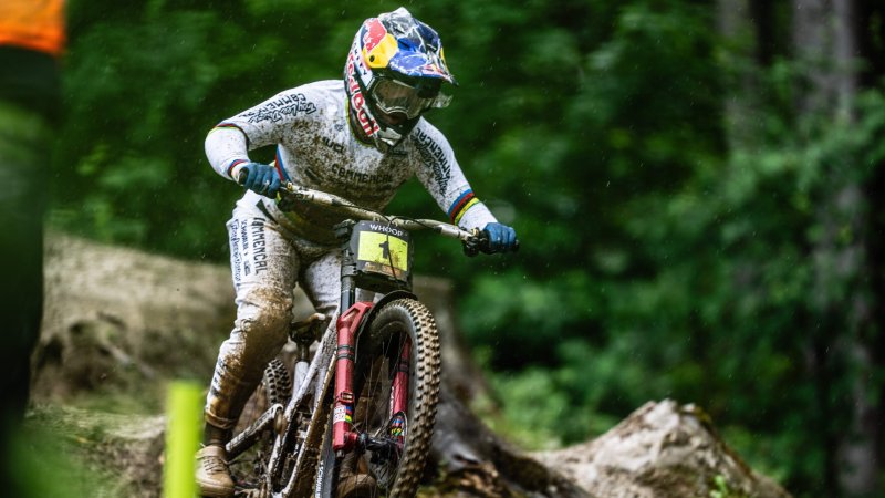 Valentina Höll rast zum fünften WM-Gold im Downhill in Serie