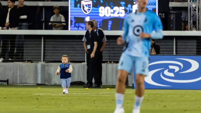 Kurios: In der MLS steht plötzlich ein Baby auf dem Feld