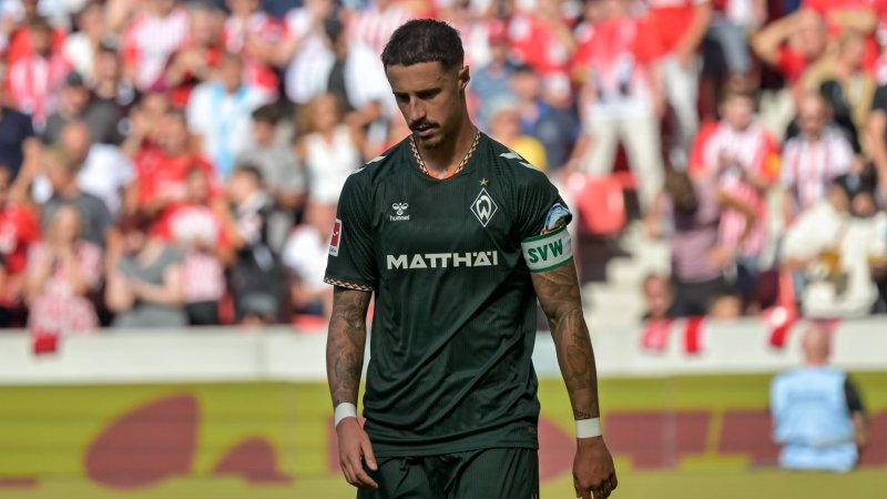 Werder-Kapitän Marco Friedl ärgert sich: "Kann ja nicht sein ..."