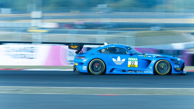 Auer holt mit Teamkollegen Titel im GT-Endurance-Cup