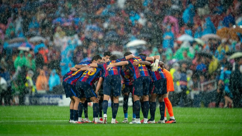 Regen setzt Pressebereich im Camp Nou unter Wasser