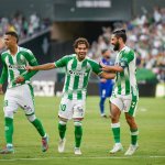 Besondere Aktion! Betis-Spieler laufen mit Senioren ein