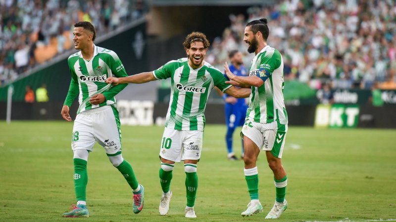 Besondere Aktion! Betis-Spieler laufen mit Senioren ein