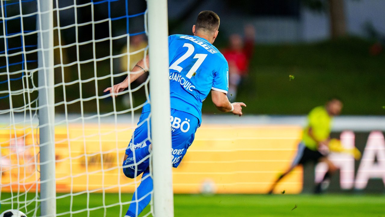 Nach Platzverweis: FAC schießt Liefering ab