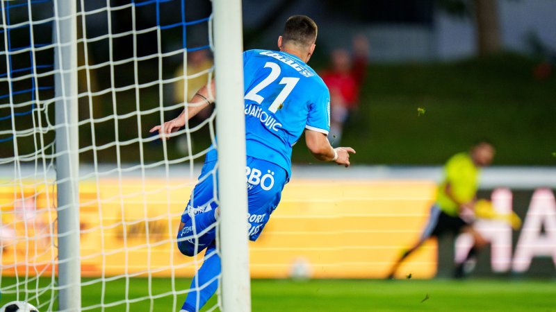 Nach Platzverweis: FAC schießt Liefering ab