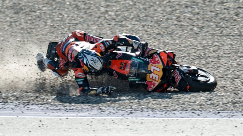 Acosta-Drama! KTM-Star schmeißt den Sprint-Sieg in den Kies