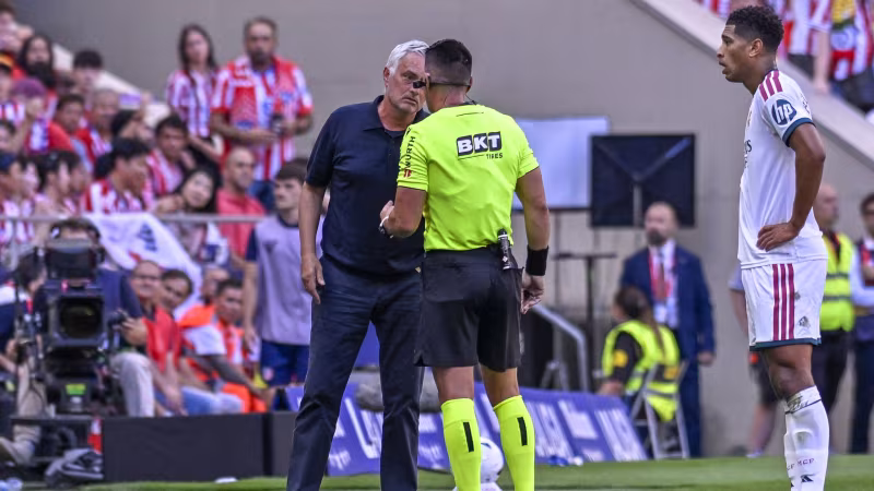 Mourinho zeigt Bilder auf der PK