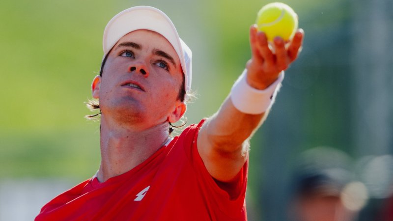 Lukas Neumayer meistert Auftakt gegen Lokalmatador