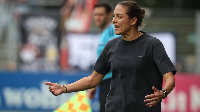 Erste Cheftrainerin im Männerfußball offenbar vor Aus