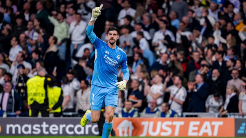 Ein von Thibaut Courtois handsigniertes Real-Madrid-Trikot