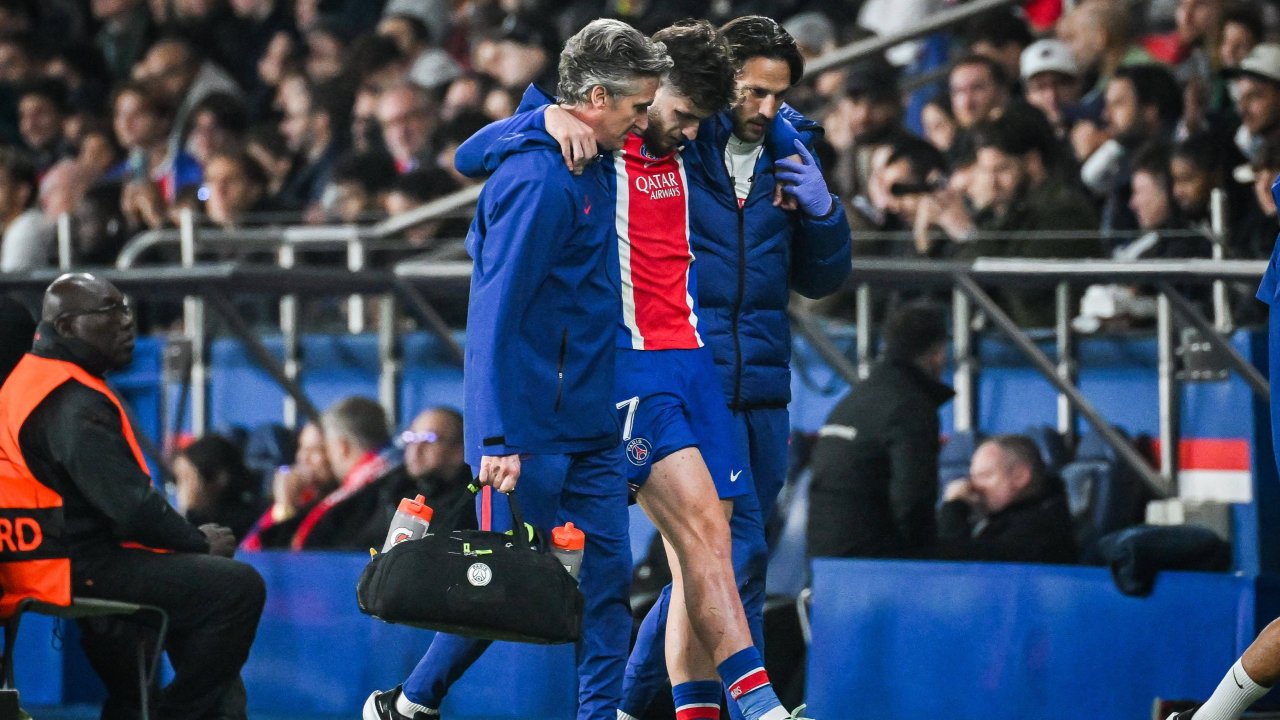 PSG Fears ACL Injury for Kvaratskhelia After Barcelona Win