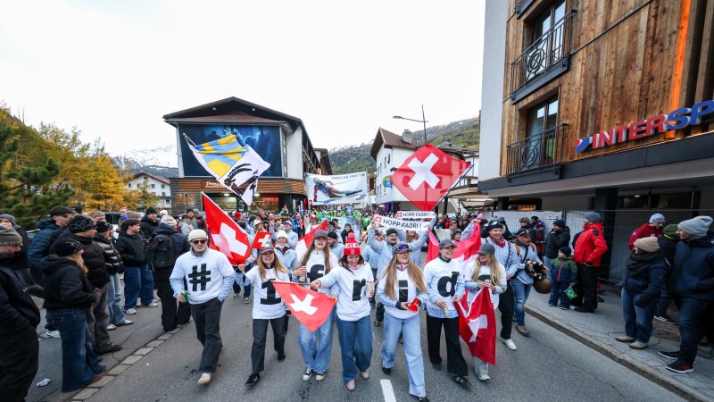 Sölden feiert die Ski-Fans: Die Fanclub-Parade in Bildern