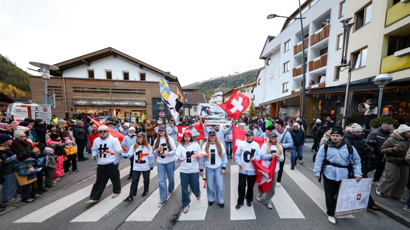 Sölden feiert die Ski-Fans: Die Fanclub-Parade in Bildern