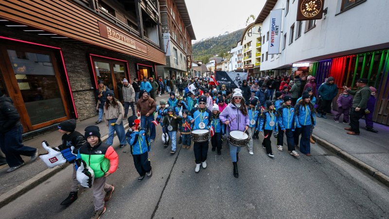 Sölden feiert die Ski-Fans: Die Fanclub-Parade in Bildern