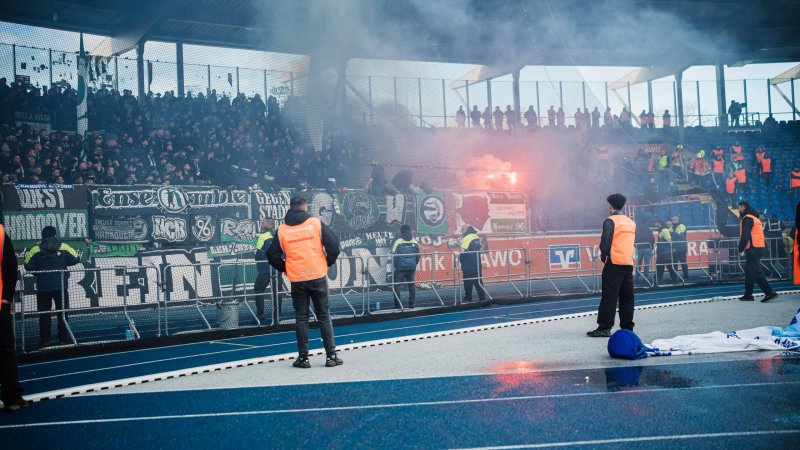 Feuerwehrleute abgeschossen! Fan-Eklat im Niedersachsenderby