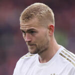 Schock beim FC Bayern: Abwehr-Star verletzt!