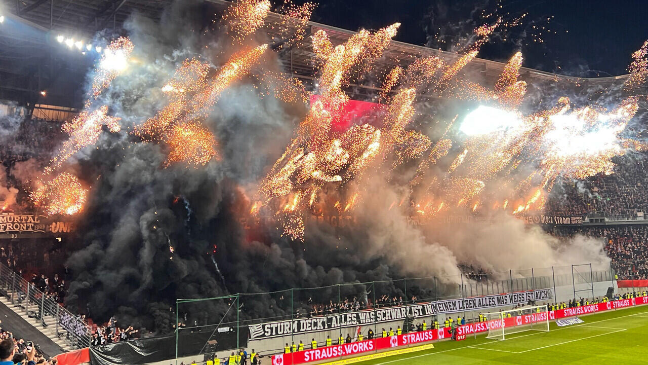 Liverpool Pyro Pyrotechnik im Stadion: Die Regeln, die Kosten, die Strafen