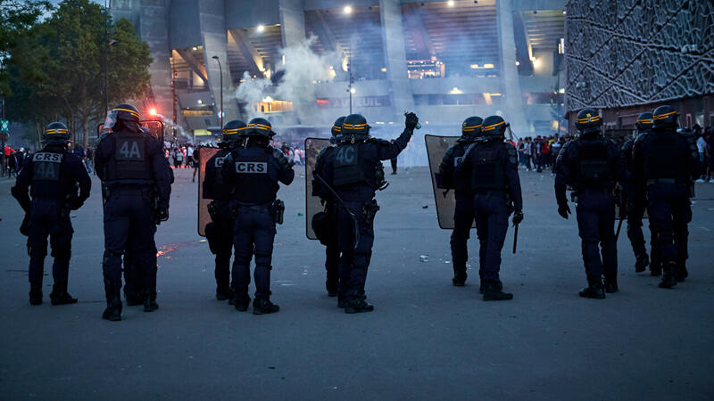 <a href='/de/daten/news/fussball/real-madrid/' class='tag'>Real Madrid</a> geht gegen Pariser Polizei vor