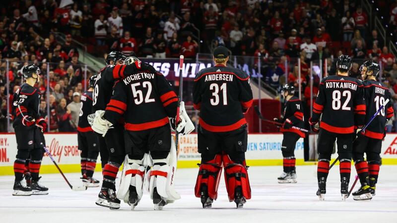 <a href='/de/daten/news/eishockey/nhl/' class='tag'>NHL</a>: New Jersey und Carolina im Gleichschritt