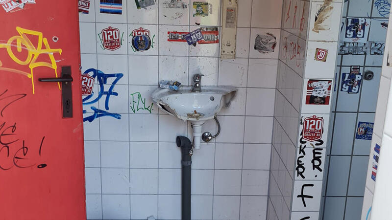 Blau-Weiß-Fans bringen Steyr neue Toiletten und Waschbecken