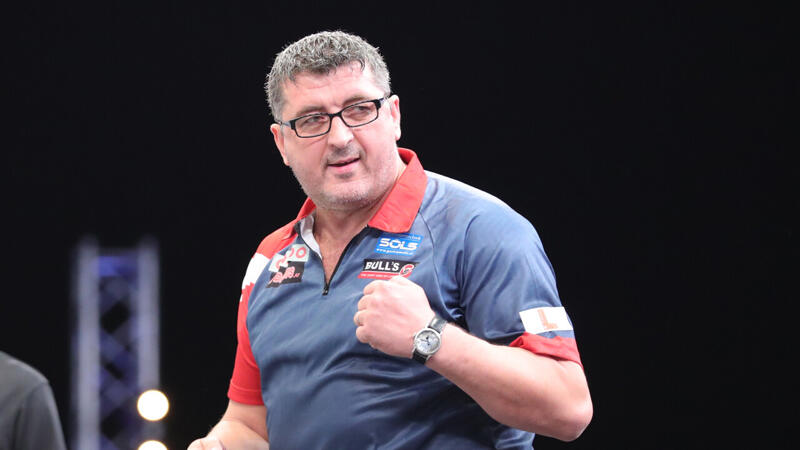 <a href='/de/daten/news/darts/' class='tag'>Darts</a>: Mensur Suljovic gelingt erster Sieg beim Grand Slam