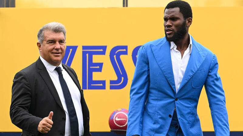 <a href='/de/daten/news/fussball/fc-barcelona/' class='tag'>FC Barcelona</a> macht weiter Jagd auf freie Spieler