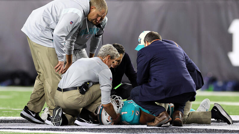 Miami-Quarterback Tagovailoa musste ins Krankenhaus