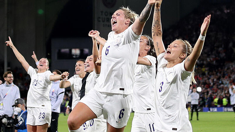 "Löwinnen" lassen England vom Titel träumen