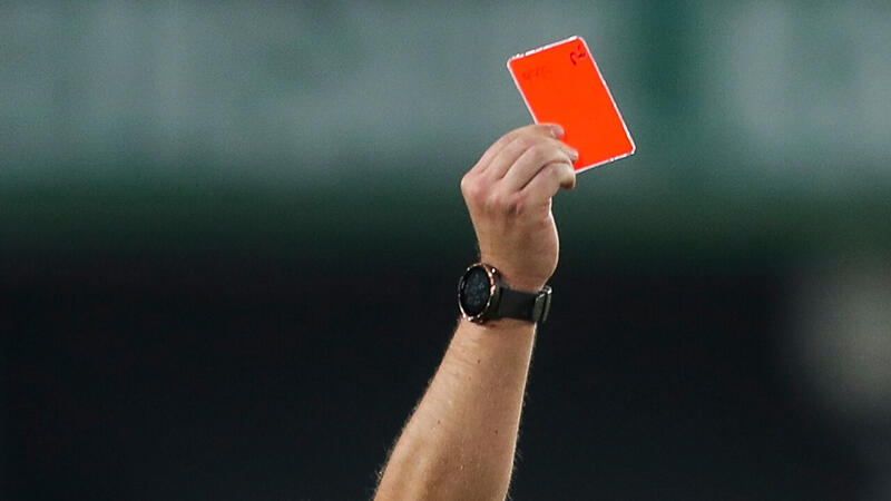 Unterhaus-Legende beendet Karriere mit Kopfstoß