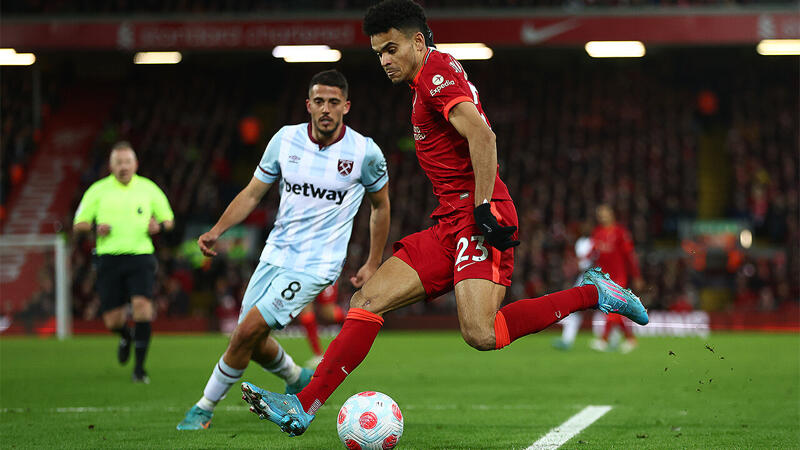 Liverpool bleibt <a href='/de/daten/news/fussball/manchester-city/' class='tag'>Manchester City</a> auf den Fersen