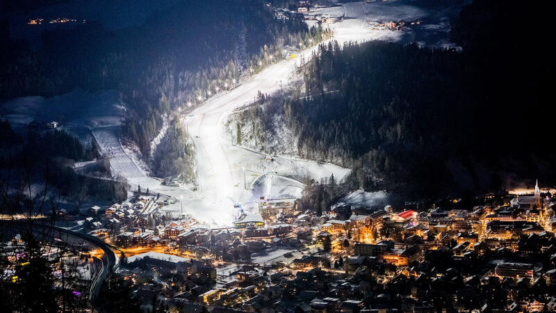 Premiere! Ski-Damen nehmen es mit der Planai auf