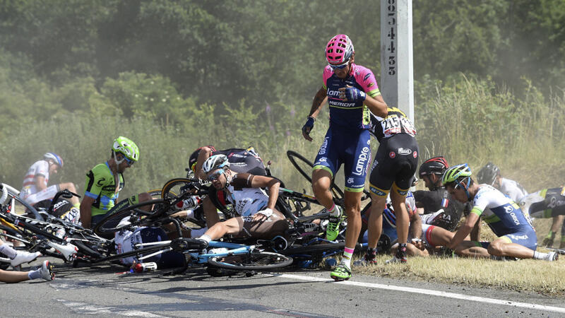 Massensturz: <a href='/de/daten/news/radsport/tour-de-france/' class='tag'>Tour de France</a> zieht Anzeige zurück