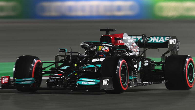 Verstappen crasht! Pole für Hamilton