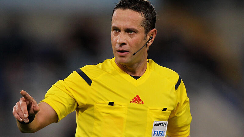 Schiedsrichter holt die Spieler aus der Dusche