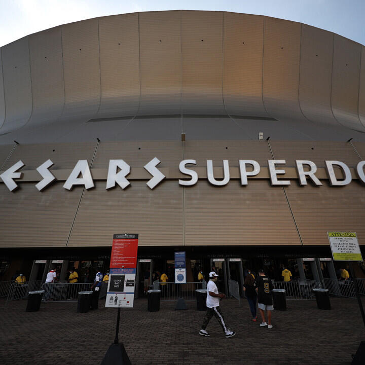 Dach von Superdome in New Orleans fängt Feuer