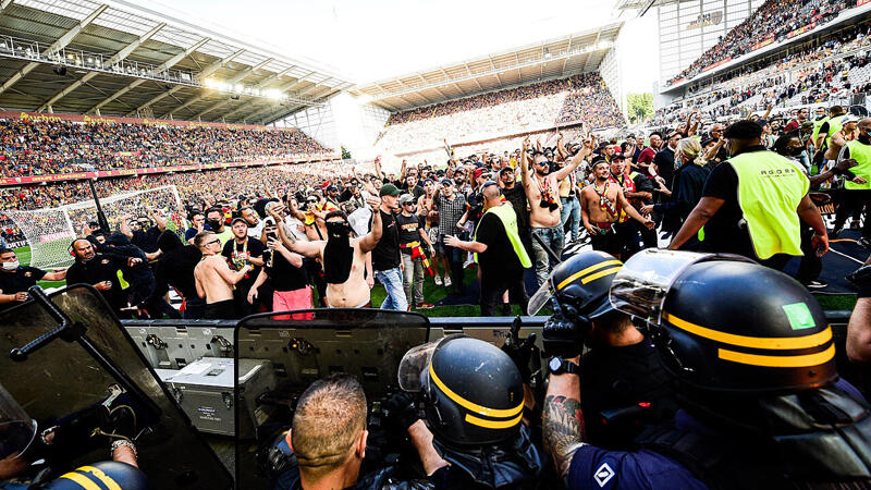 Krawalle und Platzsturm bei Lens gegen Lille