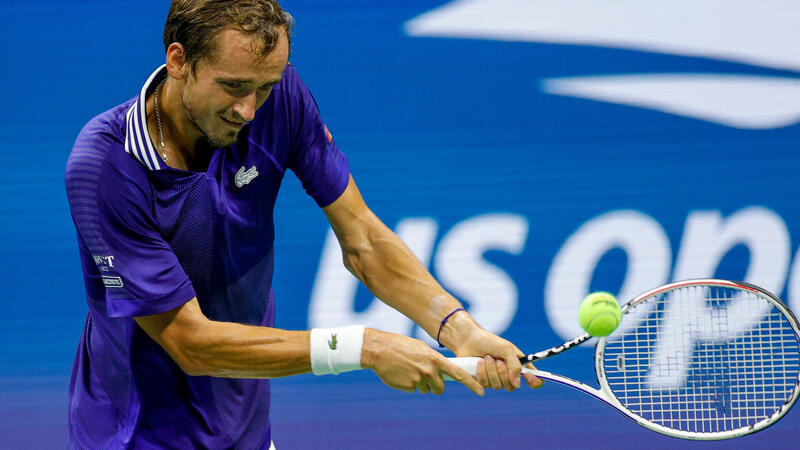 Medvedev schießt Deutschen Koepfer vom Platz