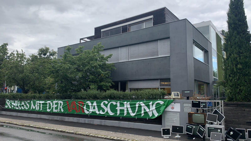 Rapid-Fans protestieren gegen den VAR