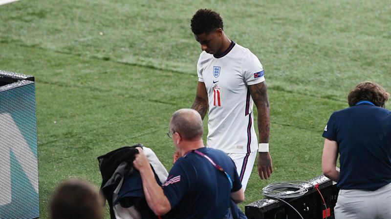 Festnahmen nach Rassismus gegen England-Trio