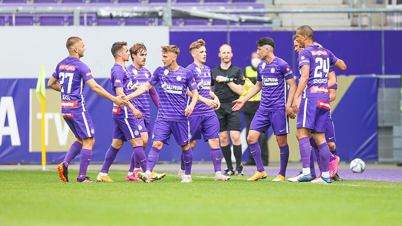 FAK stattet drei Youngsters mit Profiverträgen aus