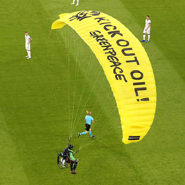 Fallschirmspringer-Protest vor FRA-GER