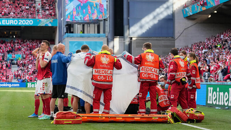 Drama! <a href='/de/daten/news/fussball/christian-eriksen/' class='tag'>Christian Eriksen</a> kollabiert am Spielfeld