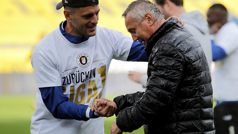 Pacult scherzt bei Aufstieg: "Hasse Bierduschen"