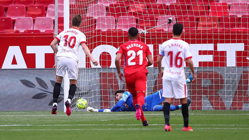 Sevilla schlägt Granada und hält Titelkampf offen