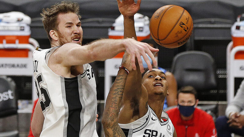 <a href='/de/daten/news/basketball/jakob-poeltl/' class='tag'>Jakob Pöltl</a> feiert mit den Spurs 3. Sieg in Serie