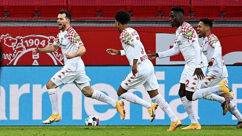 Stöger nimmt Leverkusen Sieg weg