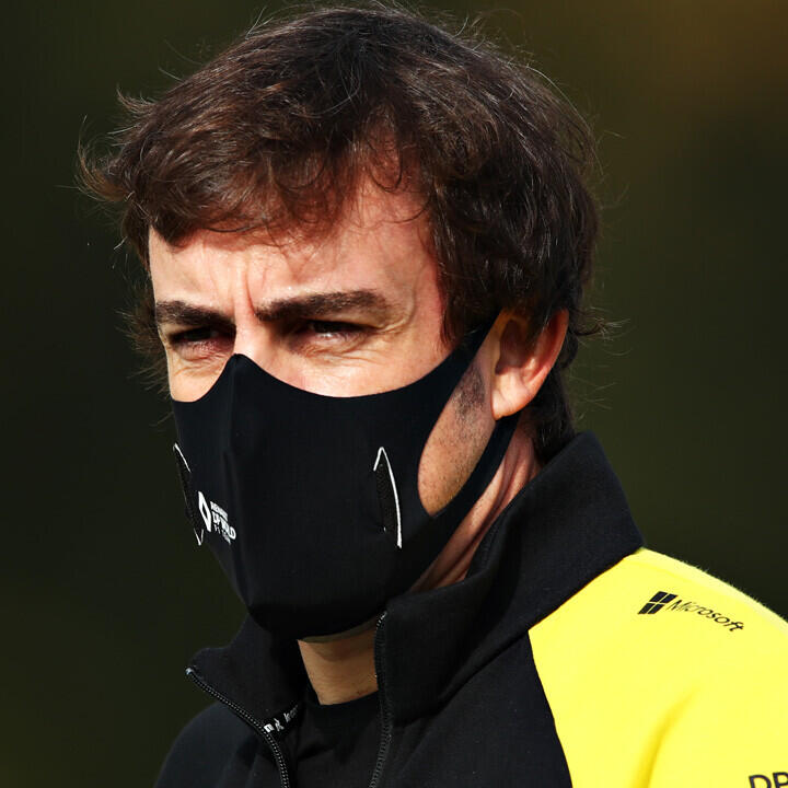 Fernando Alonso auf Fahrrad in Unfall verwickelt