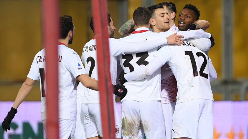 Milan holt Tabellenführung in Unterzahl zurück