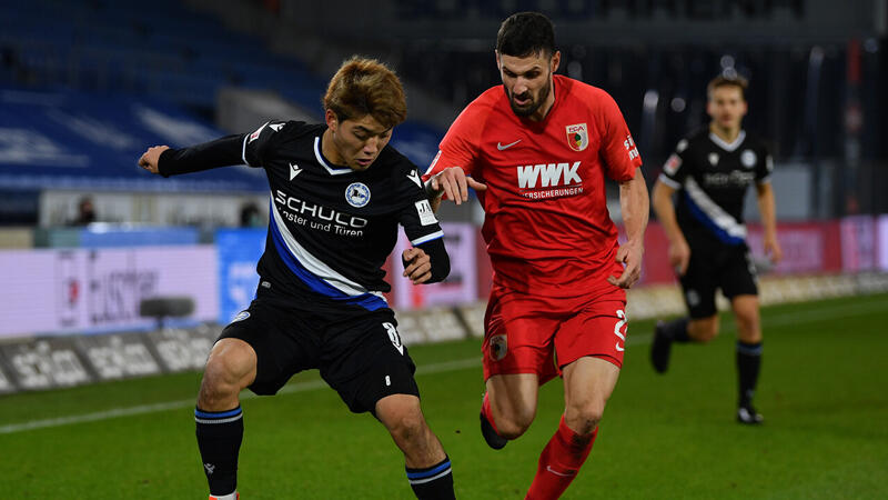 Augsburg siegt spät in Bielefeld